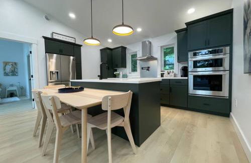 Luxe Modern Lakefront Oasis - Hot Tub, Sunset Views, Pet & Family Friendly! Close to UMF! - Foto 22