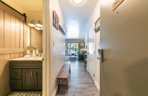 Beautiful Deluxe Studio w/Lake View #245 at Donner Lake Village - Foto 9