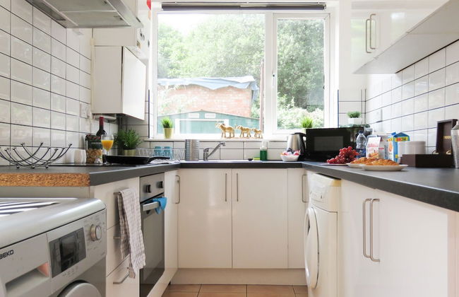 Tudors eSuites Coventry Townhouse Private Garden Free Parking - Foto 6