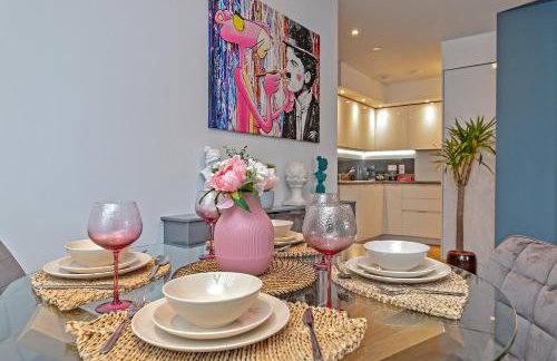 SUPERIOR AIRPORT SUITE, FREE Parking, Stylish, BALCONY, Two Bathrooms, Close To Airport, Station & Centre - Foto 15