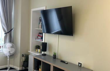 Spacious one bedroom flat, entire property. - Photo 6