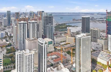 Upscale Downtown Condo Pool Gym & Skyline Views - Foto 46