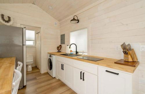 Stay Portland - The Tiny Oasis Steps to Local Coffee & Restaurants - Photo 41