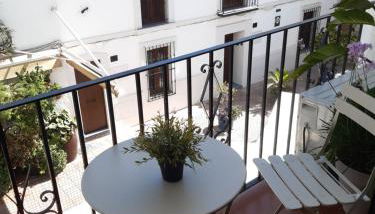 Impressive apartment with 3 bedrooms metres from the beach - Photo 1