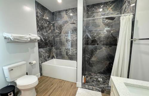 LUX Spacious Townhouse 4BR in DC - Photo 18