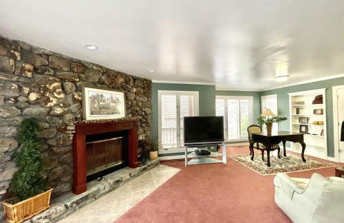 80BPD, Four bedroom, two 1 2 bath log-sided condo with lake view , garage condo - Foto 4