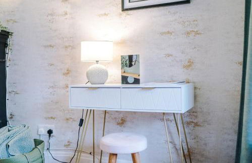 Stylish 4 Bedroom Home in Port Sunlight with 7 Beds Perfect for Business Bookings and Groups - Foto 53