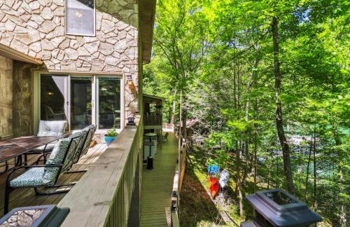Secluded Lakefront Escape w Private Dock, 600ft Shoreline and Views, Sleeps 13 - Foto 36