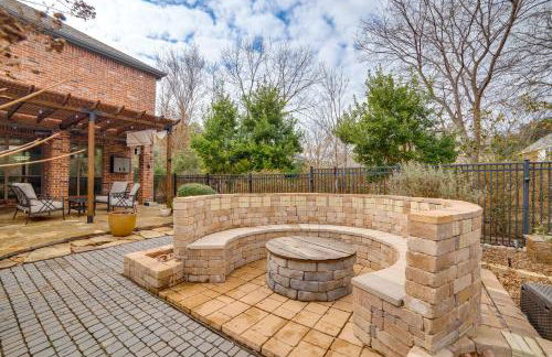 Great for Gatherings! Stylish Allen Home with Patio - Foto 35