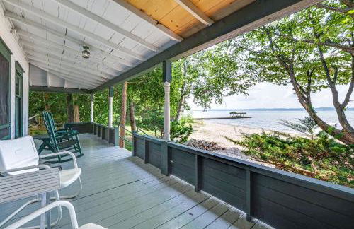 Torch Lake Getaway with Private Beach and Boat Dock! - Foto 1