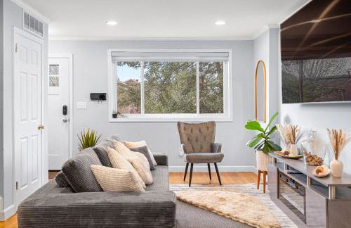 Modern 4BR Getaway 3 Min to OldTown Walk to Metro - Foto 9