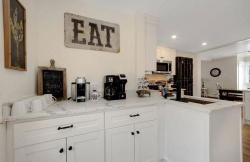 Main House - 3 Story 5 Bed 3 Bath Private Deck Courtyard Pet Friendly fee applies - Photo 15