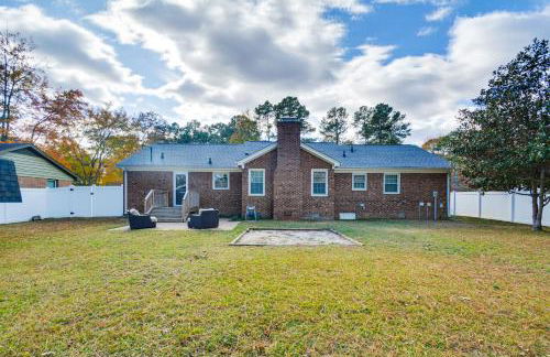 Walk to Parks and Town Square Cary Home with Yard! - Foto 21