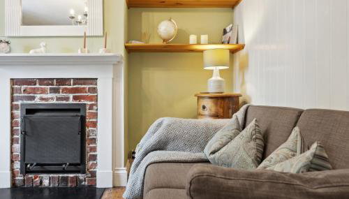 2-Bedroom Stylish & Gorgeous, Cosy Westgate Cottage Retreat, Central Winchester, Free On-Street Parking Permit, with Garden, Close to Cathedral - Sleeps 6, Pets are Welcome - by Blue Puffin Stays - Foto 4