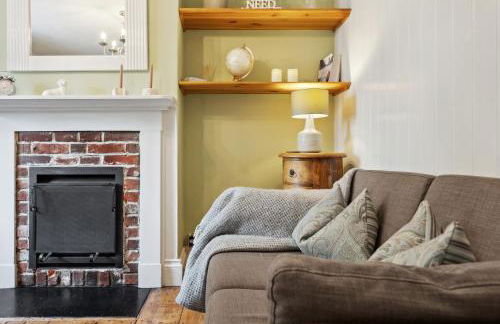 2-Bedroom Stylish & Gorgeous, Cosy Westgate Cottage Retreat, Central Winchester, Free On-Street Parking Permit, with Garden, Close to Cathedral - Sleeps 6, Pets are Welcome - by Blue Puffin Stays - Foto 4