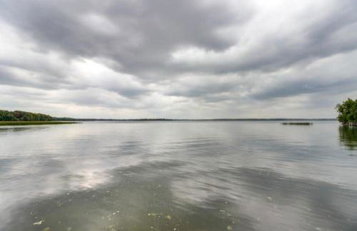 Lakefront Isle Escape with Dock and Fire Pit! - Foto 30