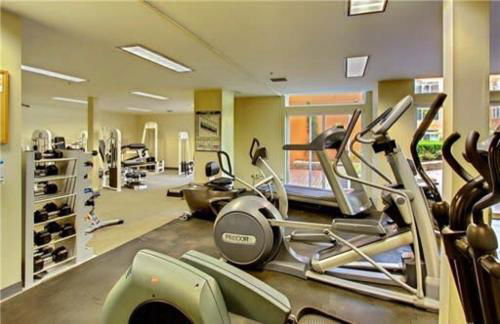 DT Designer's 2BR Condo Parking Tub Pool - 99 walk score - Foto 29