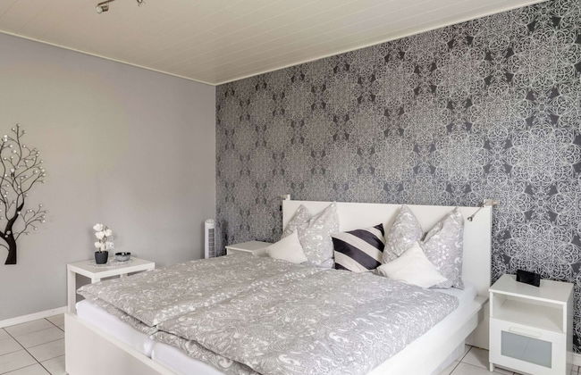 Garden Retreat With Pond View - Photo 4