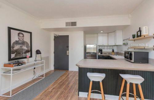 Music Row Retreat with Pool and Free Parking, Walk to Bars! - Foto 3