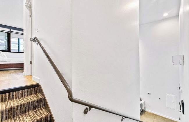 Airy and Open Corner Loft - 92 Walkscore - Photo 18