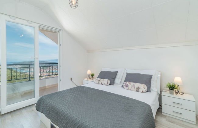 Hillside Villa in Trogir With Pool, Terrace, and Stunning City View - Foto 4