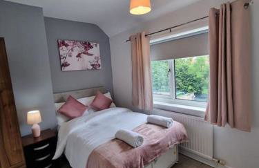 Comfy stays, Rotherham for contractors & Families, spacious, conservatory, free parking, wifi, 3BDR - Foto 17
