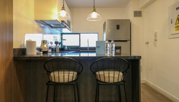 w Impressive 1BR Near Central Restaurante - Foto 3, Habitación