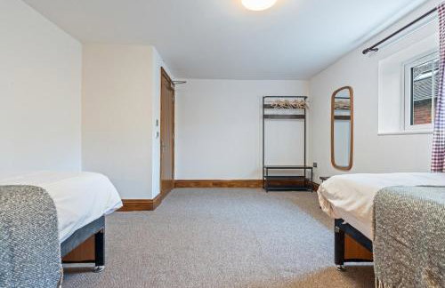 #111 New Farm with hot tub and Sauna - Sleeps 18 - Near Elmore Park - " Perfect for Contractors and Families - Parking space for 10 cars" - Foto 24