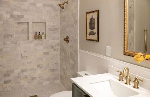 Sink into the Luxe Corner Tub at an Upscale, Spacious Home - Foto 31