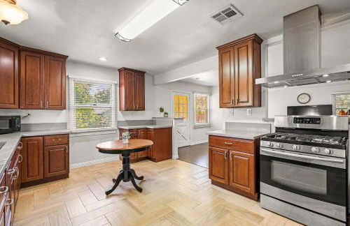 Spacious Retreat w Large Kitchen & Outdoor Patio - Photo 24