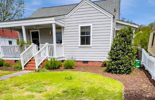 Dog-friendly cottage across from the water in a walkable neighborhood - Foto 1