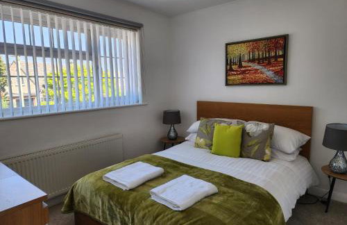 Kennedy Villa - 5 Bedroom House with Hot Tub, WiFi, Free parkings, Close to Bicester Village - Foto 14