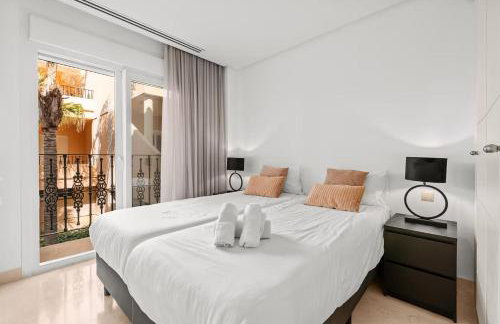 Luxury seaview apartment in Marbella located in a secure gated community with swimming pool and large terrace Perfect for families visiting Marbella and Puerto Banús - Foto 16