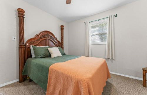 Lakefront Retreat with Deck Movie Room and Yard - Foto 38