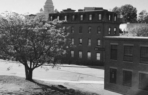 Jennifer's Historic Riverfront Loft Private Patio - Foto 37