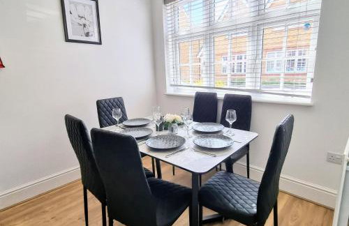 Spacious 4BR House Sleeps 8 with Free Parking, Contractor Friendly, Near Basildon Hospital & London Links - Foto 10