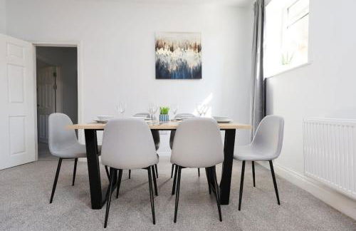 Modern 3 Bed - M4 ACCESS - Wi-Fi - Photo 62