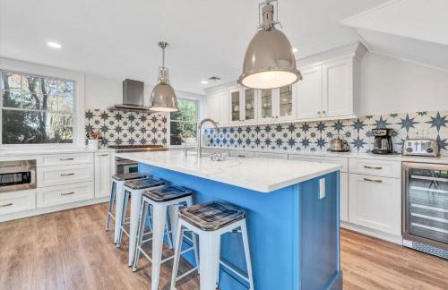 Waterfront Retreat with Private Dock and Fire Pit, Sleeps 8, Outdoor Dining, Spa-Style Primary, Gourmet Kitchen with Dual Dishwashers, Gas Fireplace, River Views, Bright Open Layout, Central AC, Perfect Coastal Escape for Families, 24 Hr Hospitality - Foto 1