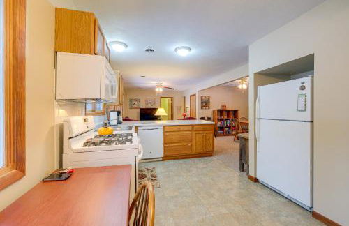 Cozy Cottage with Sunroom - Walk to Higgins Lake! - Foto 10