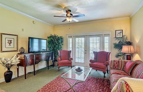 3-BR Condo with Dreamy Balcony Views, Walk to Pool - Foto 2