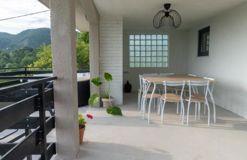 Deja View - Photo 34