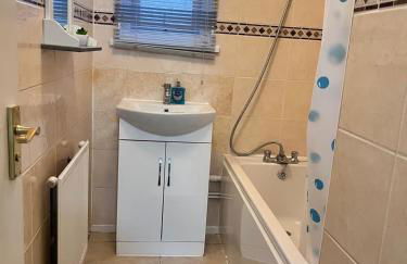 Abbey Wood Serviced Apartment 3BRH Free Wi-Fi Parking Tea and Coffee - Photo 7