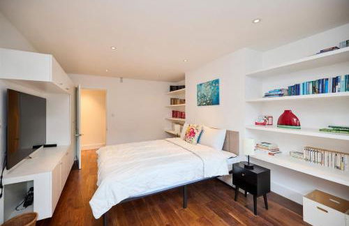 The Clapham Crib - Spacious 4BDR House with Patio - Photo 51