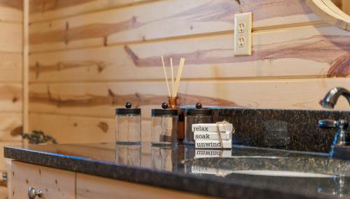 Cabin 1 - Peaceful Cabin Near River with Fire Pit and Hot Tub - Foto 4