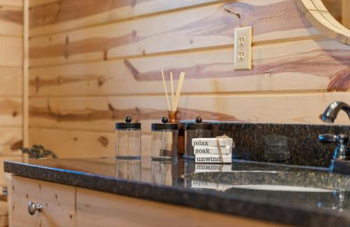 Cabin 1 - Peaceful Cabin Near River with Fire Pit and Hot Tub - Foto 4