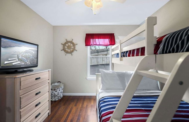 Family Lakefront Oasis Picture Perfect Retreat! - Photo 3