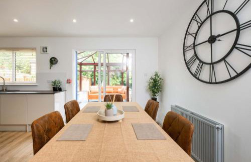 LANGLEY HOUSE Free Parking central LOCATION 5 bed all double with smart TV 3 BATHROOMS Loved by TRADES teams ideal for LONG STAYS contact langley cottages and apartments - Foto 21