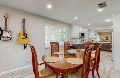 Updated house with enclosed yard, patio, central AC, & washer/dryer - Foto 7