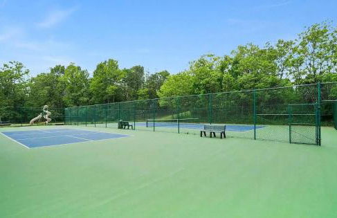 2-bedroom cabin, with a Fireplace, PS5, BBQ, fitness room, and a private hot tub - Foto 11