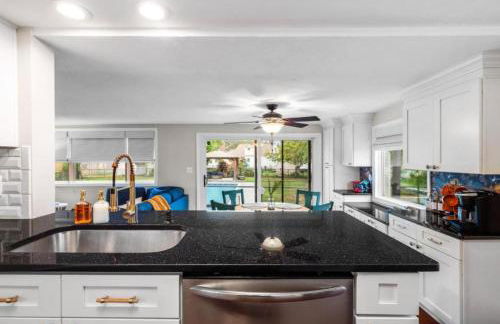 4 Bedroom Pool and Hot Tub Home Near Cleveland - Foto 18